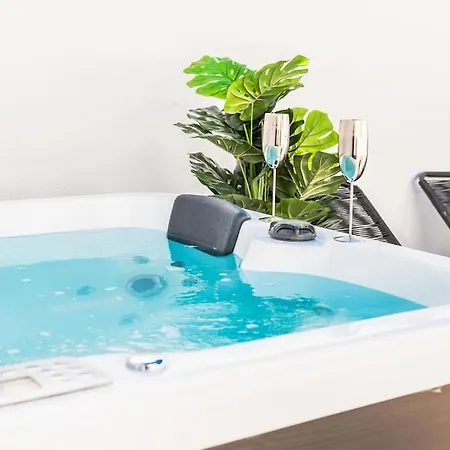 Penthouse With Private Jacuzzi & Rooftop - Center By Rems