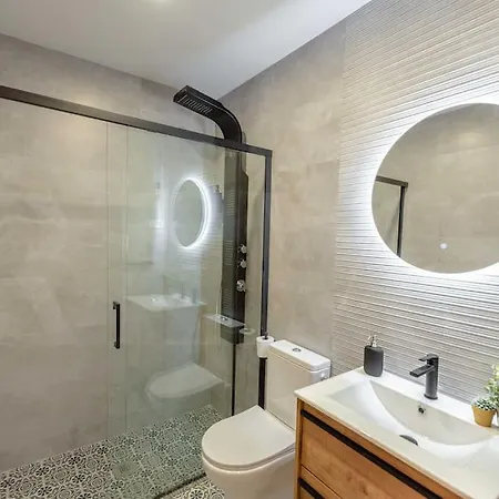 Penthouse With Private Jacuzzi & Rooftop - Center By Rems *